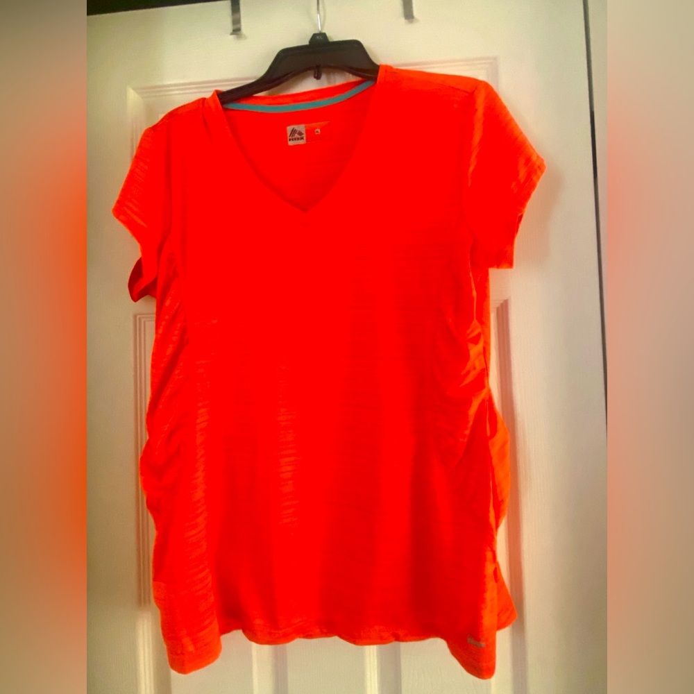 Womens Reebok Performance shirt 95% polyester 5% spandex Size XL good condition